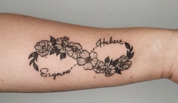 Татуировка в виде бесконечности с цветами