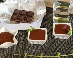 Cara melelehkan cokelat dengan benar: metode, resep. Cara melelehkan cokelat sehingga cairan dalam microwave, dalam bak air, kompor gas, slow cooker, dana, dalam cetakan silikon, dengan susu, krim, minyak: ujung, resep