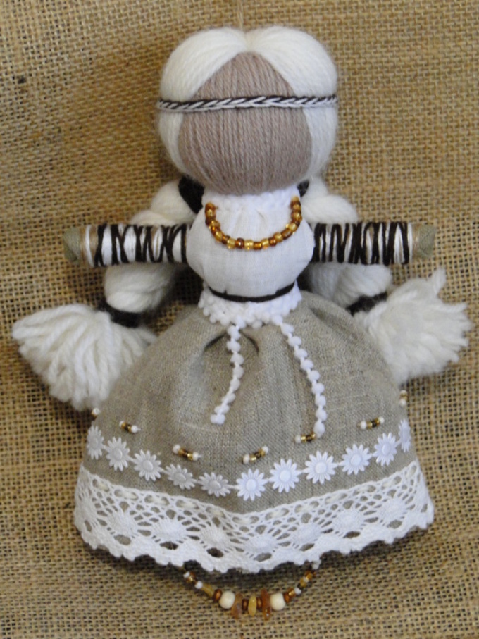 Petite poupée-console déserte avec des perles