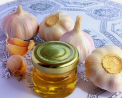 Tibetan recipe for garlic tincture for cleaning blood vessels: on alcohol, vodka, water, water with lemon, oil, milk