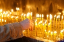 Bagaimana cara menempatkan lilin pada rekonsiliasi di gereja?