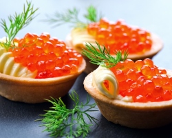 De délicieux canapés avec du caviar de poisson pour un buffet festif: recettes avec des photos. Tartlets avec poisson caviar à la table festive: recettes de remplissage