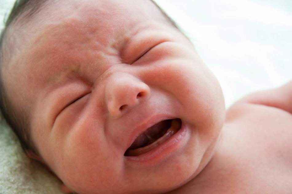 Беспокойство младенца при подтвержденном заражении стафилококком - повод для проведения лечения