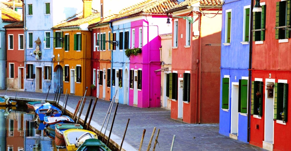 Večkološke hiše na otoku Burano, Benetke, Italija