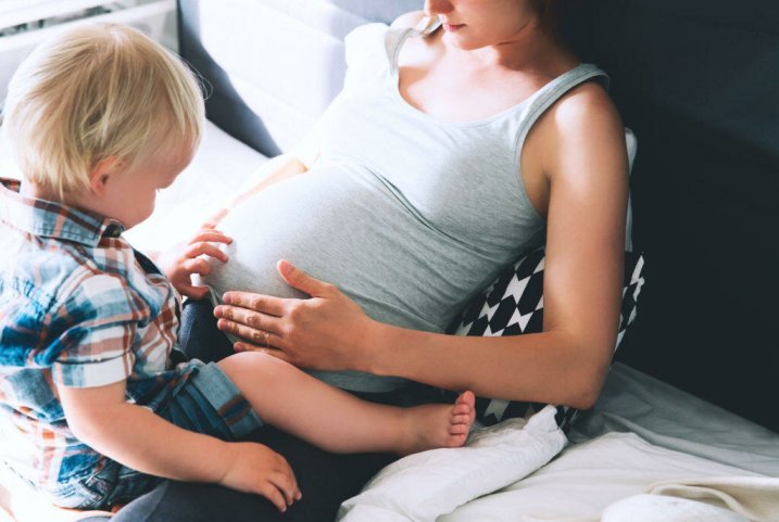 La grossesse problématique de la maman doit dire soigneusement les enfants nés et autres dans la famille