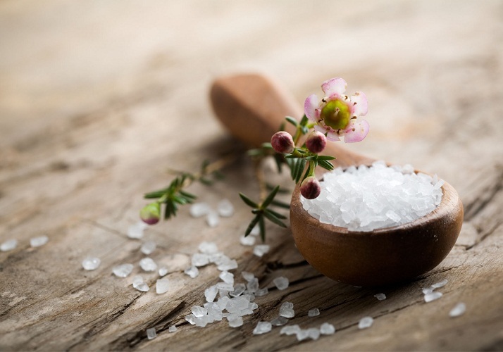 Соль, как минерал земли, способен выбрать в себя негатив