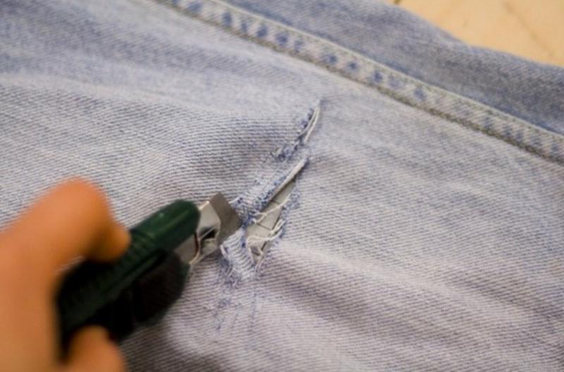 Chancellery knife to create beautiful holes on jeans