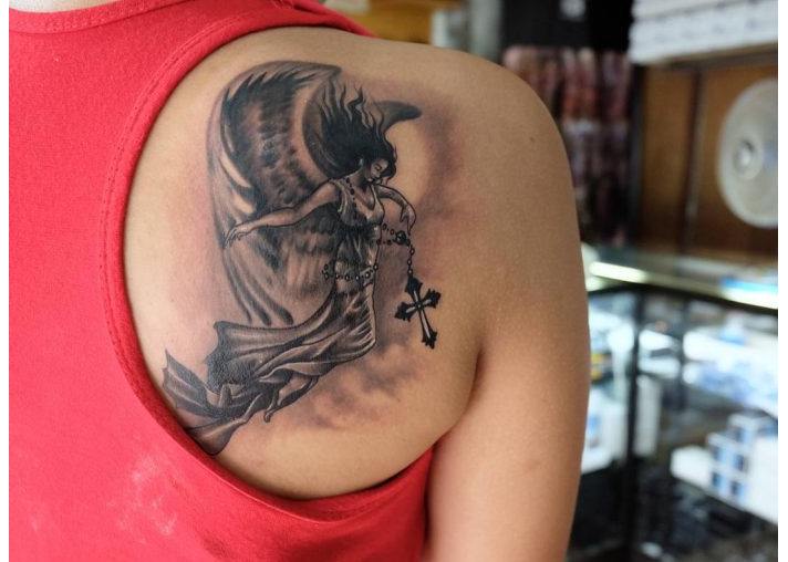 Tetovaža na ramenskem rezilu za dekleta - mitska bitja