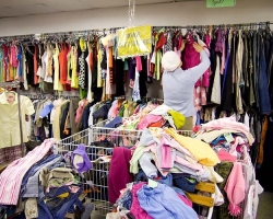 Kiszekszíves kizárólagos ruházat egy fillért: szolgáltatások, vásárlási szabályok. Érdemes ruhákat vásárolni a Saacond Hend -ben?