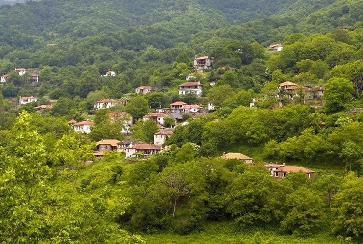 Famoso pueblo abandonado de Skotin cerca de Olympus