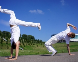 Qu'est-ce que Capoeira? Brésilien Capoeira Battle Dance en Russie pour les hommes, les femmes et les enfants: Exercices pour les débutants à la maison