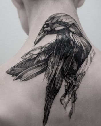 Татуировка в виде ворона будет смотреться достаточно внушительно сзади на шее