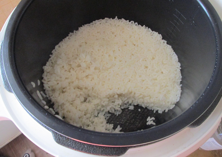 In a slow cooker, you can easily and quickly prepare rice for sushi and rolls