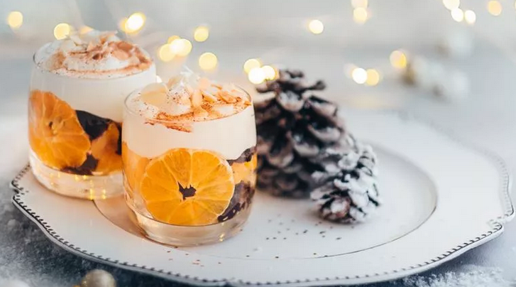 Сливочный десерт с мандаринами и сухофруктами на новогодний стол