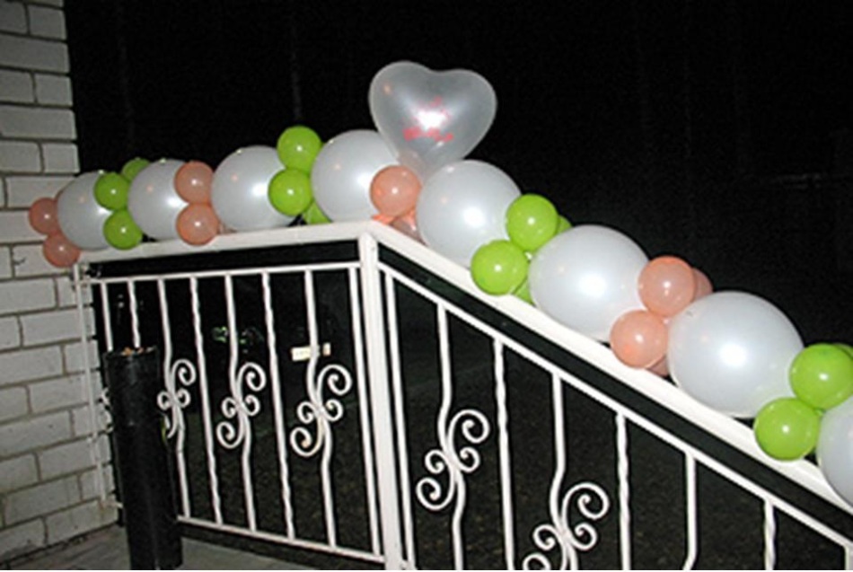 Decoration with balloons on the railing, example 11