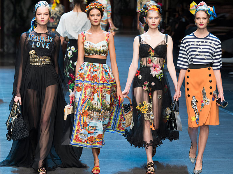 Vêtements et écharpes vives sur les têtes des modèles de la collection Dolce & Gabbana