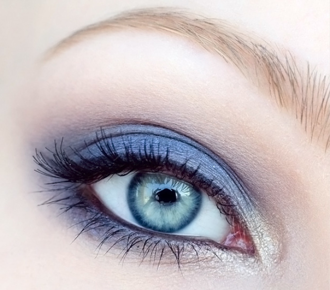 Makeup for blue eyes in blue tones