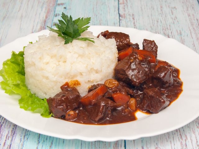 ¿Cómo cocinar carne de res guisada con ciruelas pasas? Recetas para cocinar carne guisada y horneada con ciruelas pasas. Ensalada y rollos con carne de res y ciruelas