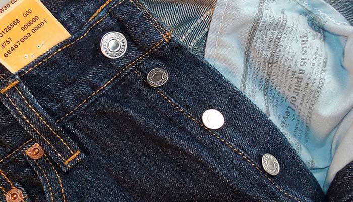 Fixation de jeans sur les boutons