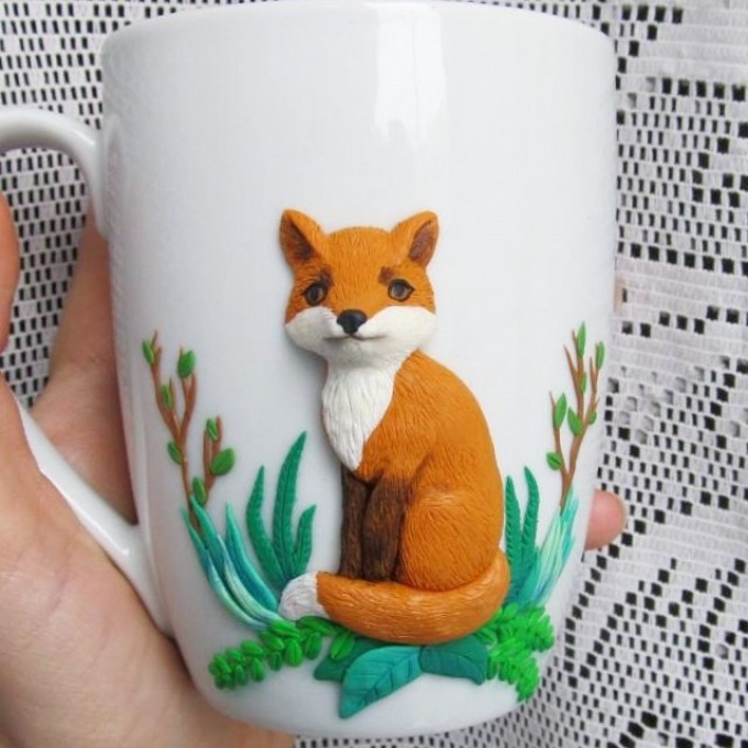 Une tasse avec un renard en argile en polymère