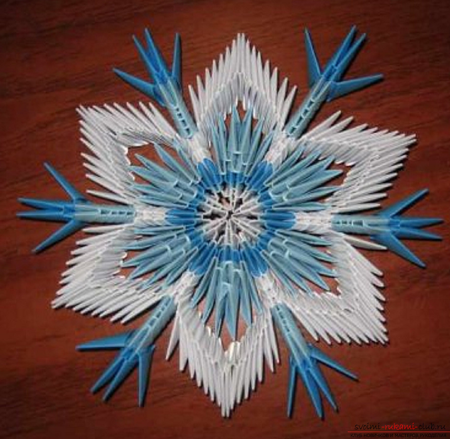 Snowflake è realizzato nella tecnica di origami