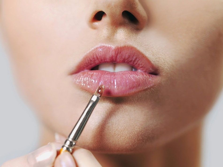 Pendant le traitement de l'héilite, vous devez abandonner les cosmétiques pour les lèvres