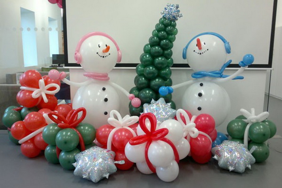 Снеговики в комплекте с другими атрибутами праздника из шаров - отличное сочетание