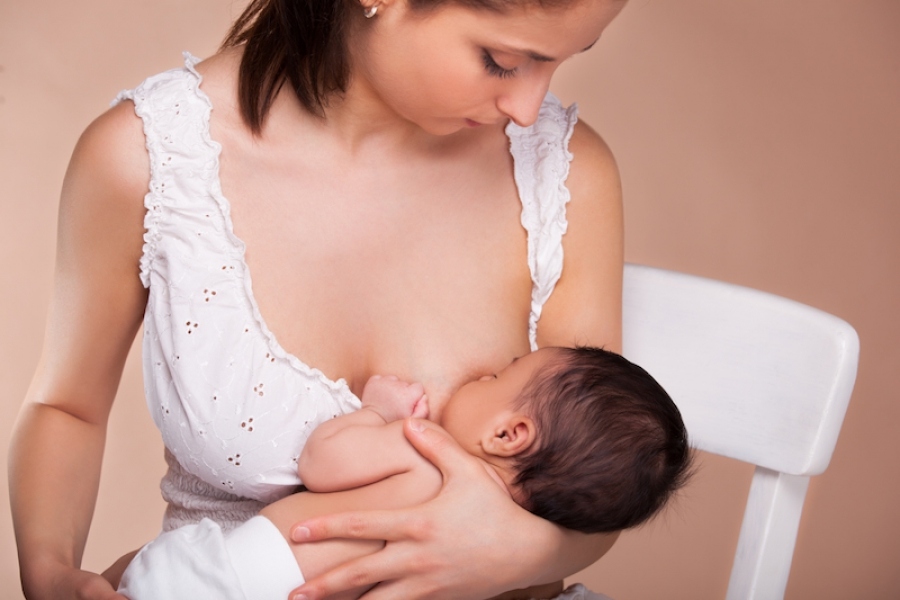 Le lait maternel est très important pour le bébé