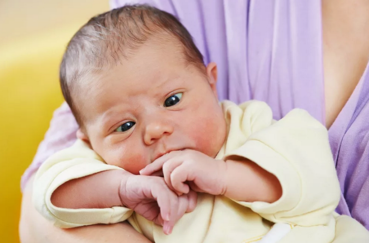 La copiii nou -născuți, chiar și Strabismul este considerat norma