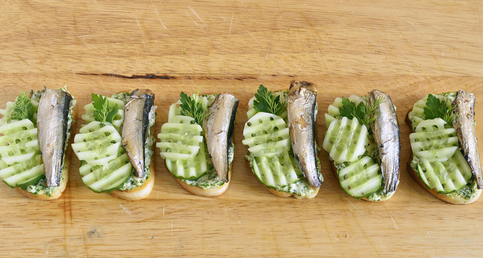 Sands with sprats and fresh cucumber.