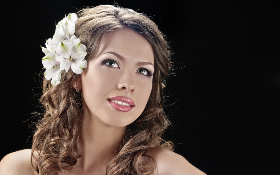 Curls with fresh flowers