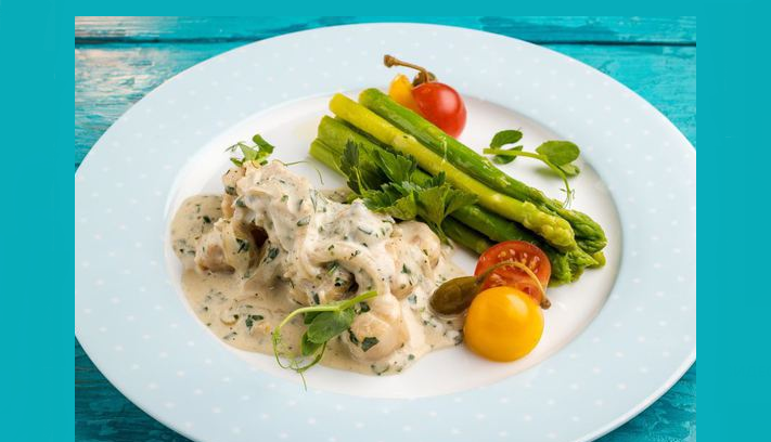 Meeresmuschel in cremiger Sauce mit Knoblauch und Zwiebel gebraten