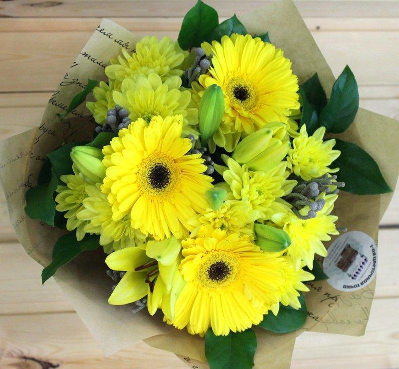 Эти цветы в букете подобраны по аналогичной схеме - желтый и зеленый в кругу иттена рядом